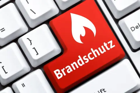 Rote Taste mit Flamme und "Brandschutz" steht für eine starke Sicherheitskultur.