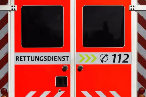 Rotes Fahrzeug des Rettungsdienstes mit der Nummer 112. Hoffentlich musste niemand wegen eines Stromschlags gerufen werden.