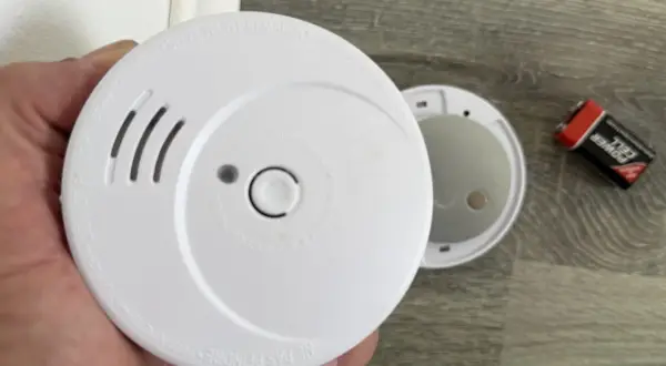 Rauchmelder mit Batterie, bereit, vor unsichtbarem Feuer zu warnen.