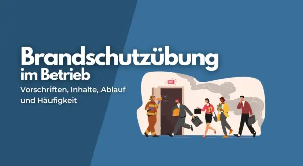 Brandschutzübung im Betrieb: Ein Feuerwehrmann weist Menschen mit Megafon den Weg durch eine rauchige Tür. Wichtige Infos für die Checkliste Sicherheitsbeauftragter.
