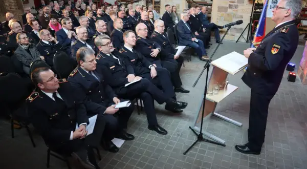 Redner spricht vor Publikum in Uniformen der dfv feuerwehr.