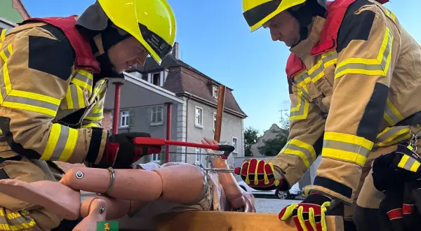 Zwei Feuerwehrleute üben mit einer Übungspuppe. Tolle Feuerwehr Übungen Ideen für realistische Szenarien.