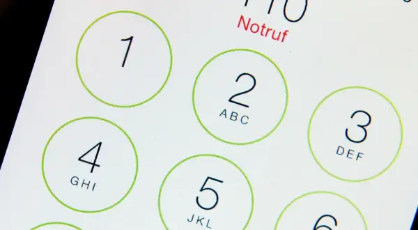 Notruftaste 110 auf einem Smartphone-Display. Die internationale Notrufnummer Europa ist 112, aber 110 ist die Notrufnummer in Deutschland.