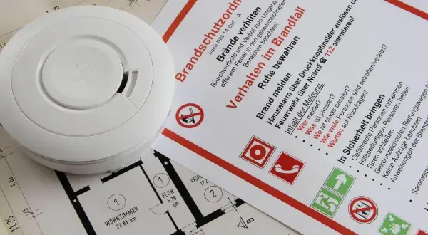 Rauchmelder, Grundriss und Brandschutzordnung Teil C. Wichtige Verhaltensregeln im Brandfall.