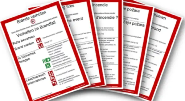 Mehrsprachige Brandschutzordnungen, die die Pflicht zur Brandverhütung und das Verhalten im Brandfall erklären.