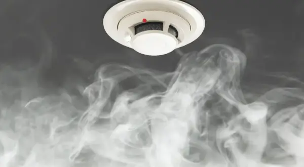 Rauchmelder an der Decke erkennt Zigarettenrauch in einem Hotelzimmer.
