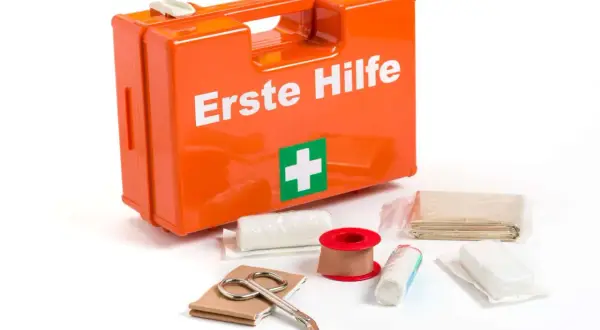Erste-Hilfe-Kasten mit Verbandszeug, Schere und Pflasterrolle. Wichtig für jeden Ersthelfer und Brandschutzhelfer.