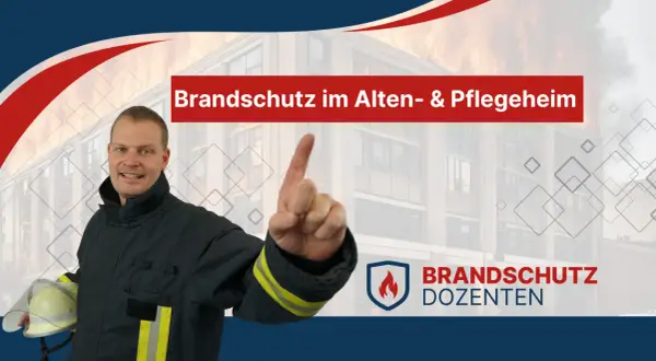 Feuerwehrmann erklärt Brandschutz im Alten- & Pflegeheim. Ein Gebäude im Hintergrund brennt.