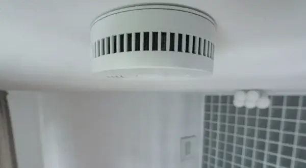 Rauchmelder an der Decke. Wenn der Rauchmelder defekt ist, wer zahlt die Reparatur oder den Austausch?