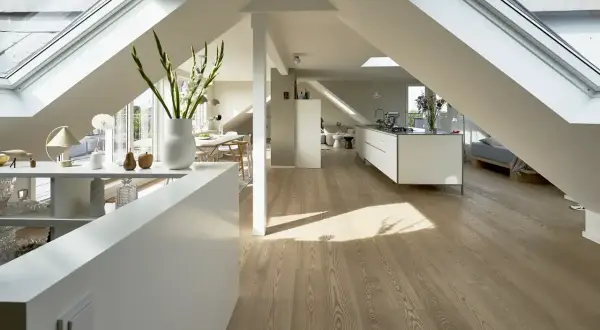 Helles Dachgeschoss mit moderner Küche, Essbereich und Schlafplatz. Brandschutz Dachgeschoss durch intelligente Bauweise und Materialien.