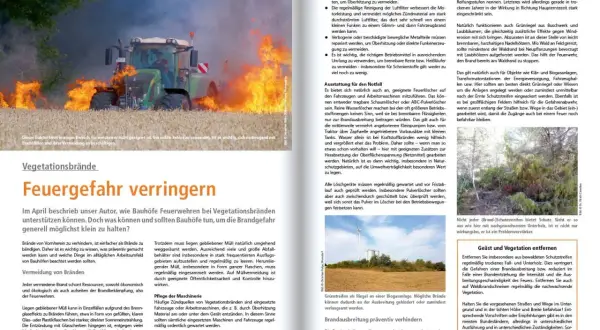 Traktor brennt auf einem Feld. Was ist Feuer? Es ist eine Gefahr, die man durch richtige Wartung und Prävention verringern kann.