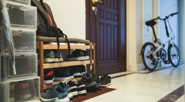 Schuhregal, Rucksack, Regenschirm und ein Klapprad – so darf es im Hausflur stehen.