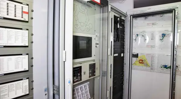 Brandmeldeanlage (BMZ) mit Übersichtsplänen und Technik. Die Bedeutung einer ELA-Anlage liegt in der schnellen Alarmierung im Brandfall.