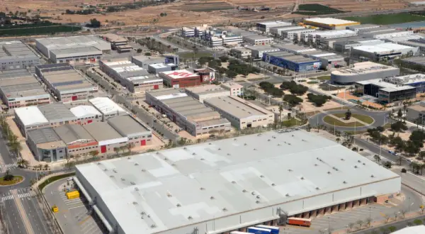 Große Lagerhallen und Fabriken prägen diese Industriezone. Solche was sind sonderbauten, die für spezifische Zwecke entworfen wurden, sind hier zahlreich zu sehen.