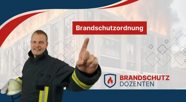 Brandschutzordnung Hamburg: Feuerwehrmann erklärt wichtige Regeln. Im Hintergrund brennendes Gebäude.