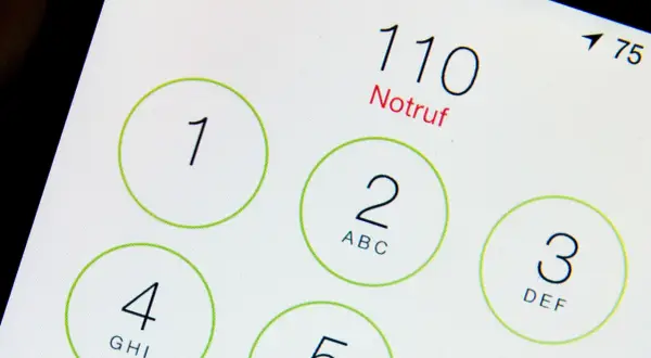 Notrufnummer 110 auf einem Smartphone-Display. Diese Nummer ist die Notrufnummer europaweit.