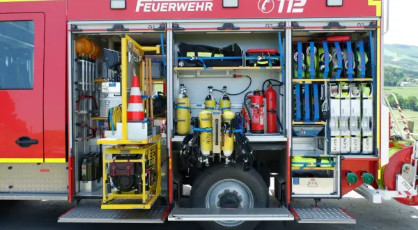 Feuerwehr LF 10 Niedersachsen: beladener Geräteraum mit Atemschutzgeräten, Feuerlöschern, Schläuchen und Werkzeugen.