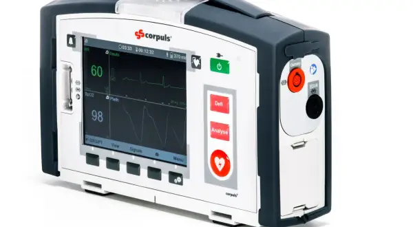 Ein Corpuls Defibrillator für manuelle Defibrillation mit EKG-Anzeige und Vitaldaten.