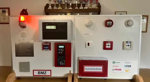 BMZ-Feuerwehr-Übungswand mit Brandmeldern, Alarmgebern und Bedienfeld. Hier wird der Ernstfall trainiert.