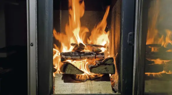 Flammen tanzen im Kamin. Holzscheite glühen und wärmen den Raum. Bald muss man den Kamin ausmachen.
