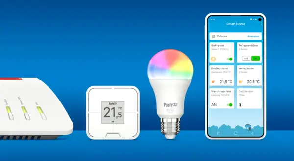 FRITZ!Box steuert smarte Geräte: WLAN-fähiger Rauchmelder, DECT-Thermostat und bunte Lampe im Smart Home.