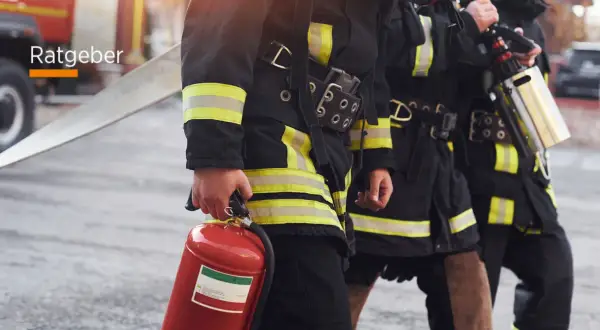 Feuerwehrleute mit Feuerlöscher und Schlauch. Informationen zu den berufsfeuerwehr voraussetzungen.
