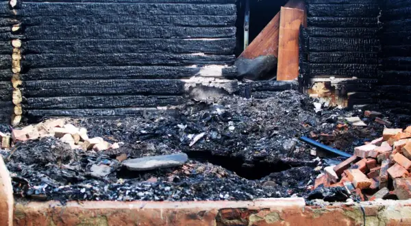 Verkohltes Holz, Ziegel und Schutt: Das ist, was muss nach Brand entsorgt werden.
