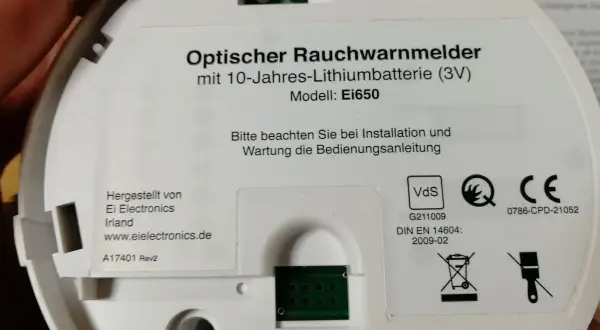 Rauchmelder Ei650 mit 10-Jahres-Batterie. Hier wird gezeigt, wie man die Batterie wechselt.