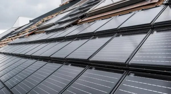 Dachmontage einer PV-Anlage mit Fokus auf Brandschutz. Solarmodule werden auf dem Dach installiert, um saubere Energie zu erzeugen.