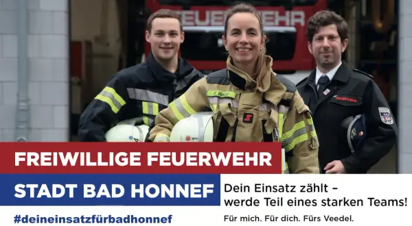 Drei lächelnde Mitglieder der freiwilligen Feuerwehr Bad Honnef posieren vor einem Feuerwehrauto. Sie werben für die Freiwillige Feuerwehr.