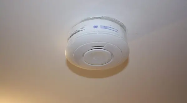 Ein weißer Rauchmelder hängt an der Decke. Er scheint von alleine auszugehen, da kein Alarm zu hören ist.