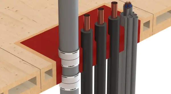 Brandschutz für Rohrleitungen: Hilti-Manschetten sichern Holzdecken gegen Feuer. Mehrere Rohre und Kabel werden durch die Brandschutzmaßnahme geführt.