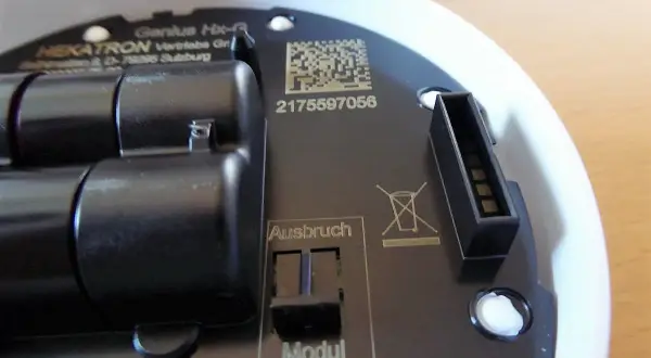 Der Genius Hx-A Rauchmelder piept. Die Batterien sind eingelegt, aber ein Modul fehlt.