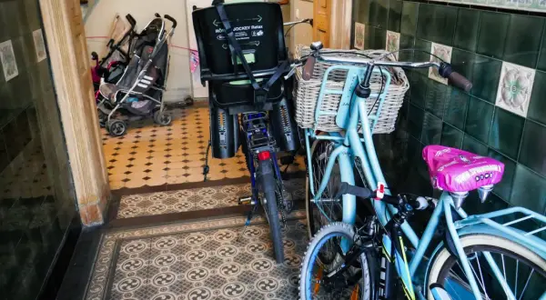 Zwei Fahrräder und Kinderwagen im Treppenhaus. Was darf im Treppenhaus stehen? Hier ist ein Beispiel, das zeigt, was man verstauen kann.