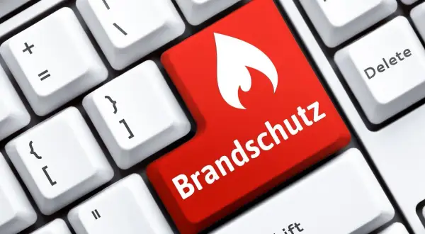 Rote Taste mit Flamme und "Brandschutz" steht für eine starke Sicherheitskultur.