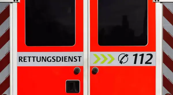Rotes Fahrzeug des Rettungsdienstes mit der Nummer 112. Hoffentlich musste niemand wegen eines Stromschlags gerufen werden.