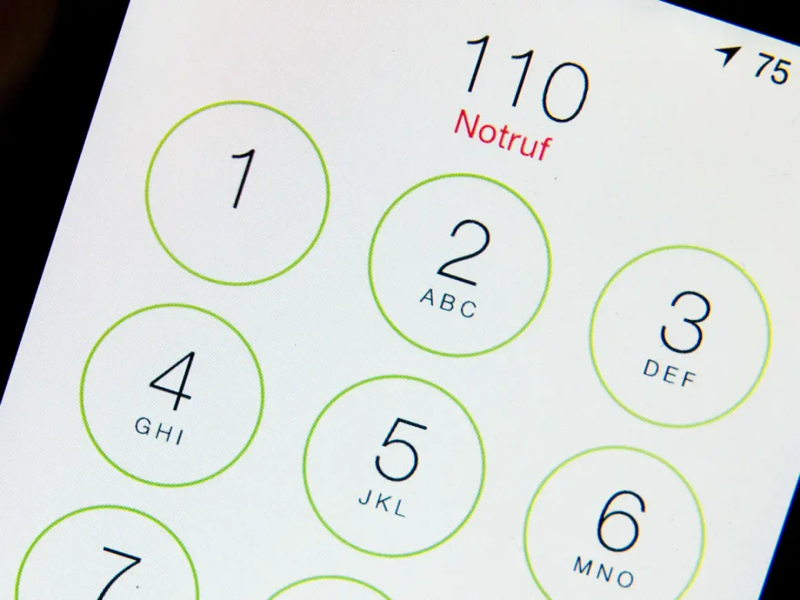 Notruftaste 110 auf einem Smartphone-Display. Die internationale Notrufnummer Europa ist 112, aber 110 ist die Notrufnummer in Deutschland.