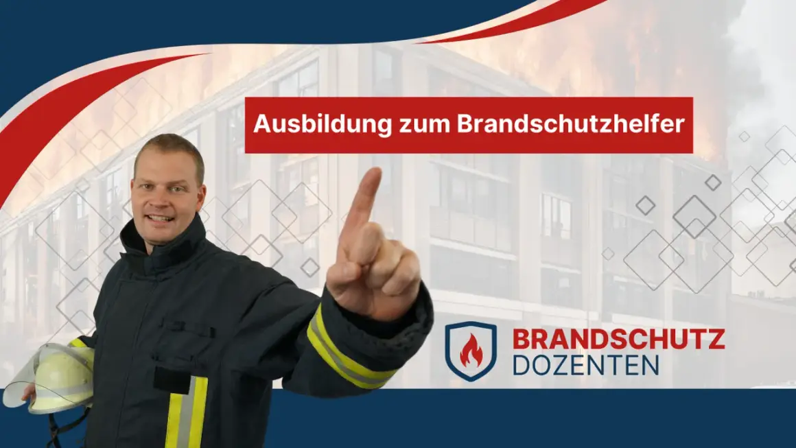 Mann in Feuerwehrjacke hält Helm. Im Hintergrund brennendes Gebäude. "Ausbildung zum Brandschutzhelfer" steht auf rotem Banner.