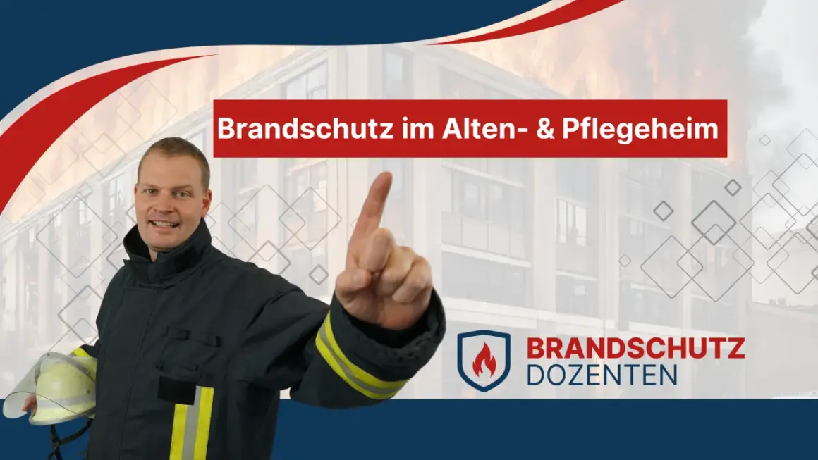 Feuerwehrmann erklärt Brandschutz im Alten- & Pflegeheim. Ein Gebäude im Hintergrund brennt.