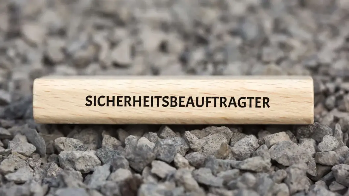 Holzblock mit der Aufschrift "SICHERHEITSBEAUFTRAGTER" auf Schotter. Ab wann ist man Sicherheitsbeauftragter?