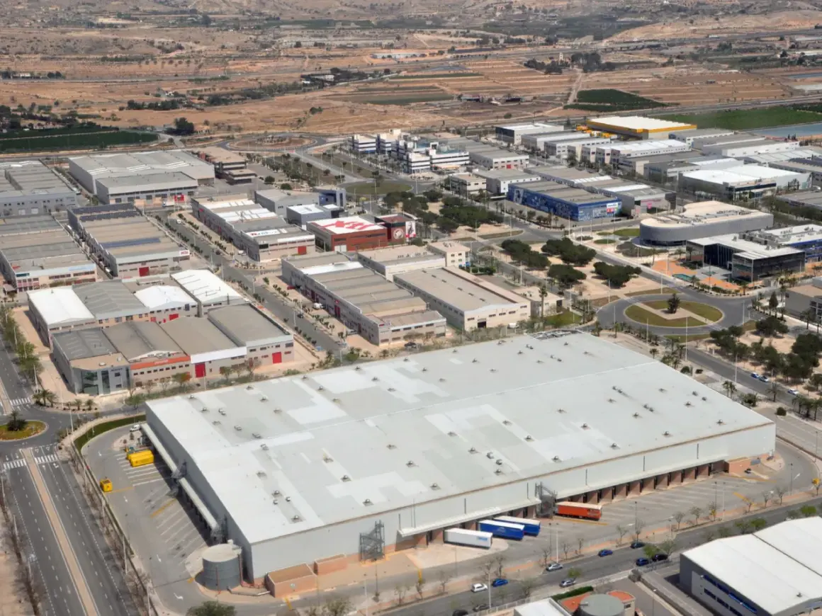 Große Lagerhallen und Fabriken prägen diese Industriezone. Solche was sind sonderbauten, die für spezifische Zwecke entworfen wurden, sind hier zahlreich zu sehen.