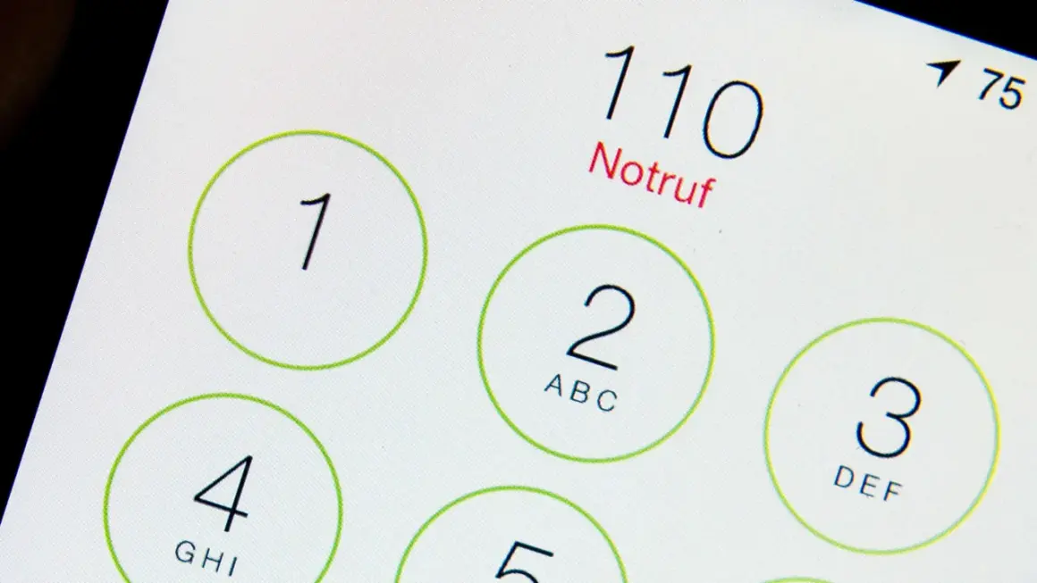 Notrufnummer 110 auf einem Smartphone-Display. Diese Nummer ist die Notrufnummer europaweit.