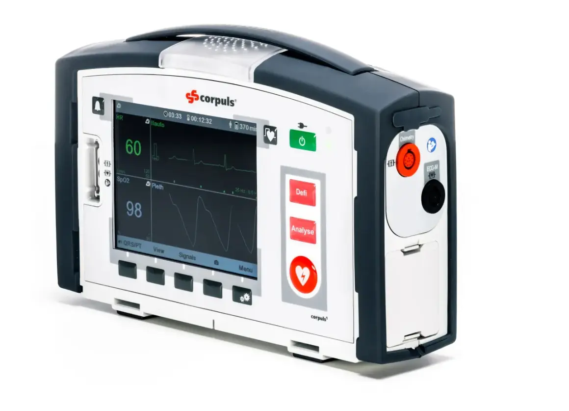 Ein Corpuls Defibrillator für manuelle Defibrillation mit EKG-Anzeige und Vitaldaten.