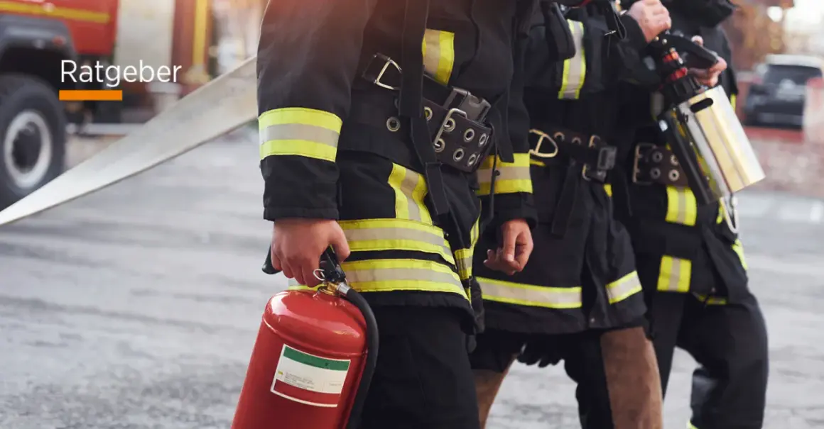 Feuerwehrleute mit Feuerlöscher und Schlauch. Informationen zu den berufsfeuerwehr voraussetzungen.