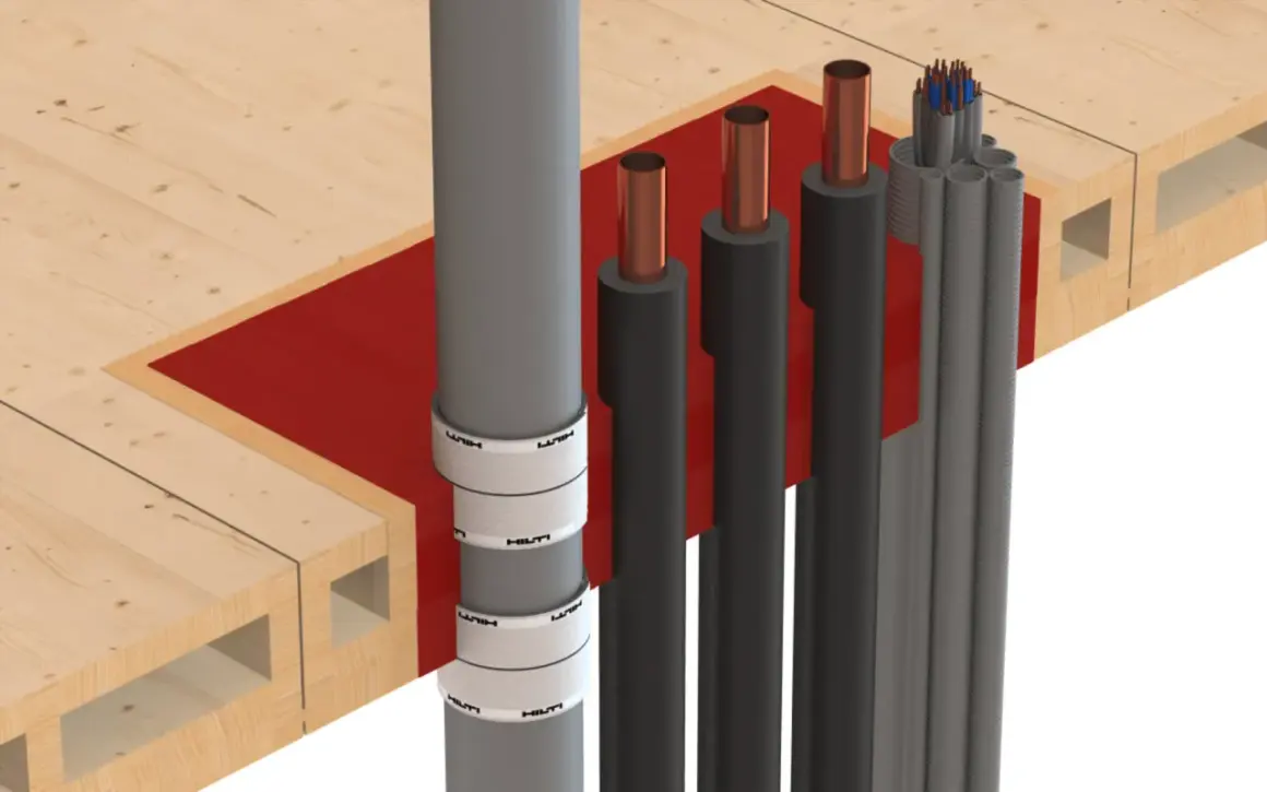 Brandschutz für Rohrleitungen: Hilti-Manschetten sichern Holzdecken gegen Feuer. Mehrere Rohre und Kabel werden durch die Brandschutzmaßnahme geführt.