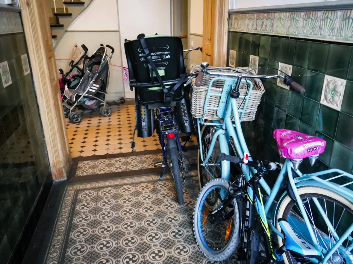 Zwei Fahrräder und Kinderwagen im Treppenhaus. Was darf im Treppenhaus stehen? Hier ist ein Beispiel, das zeigt, was man verstauen kann.