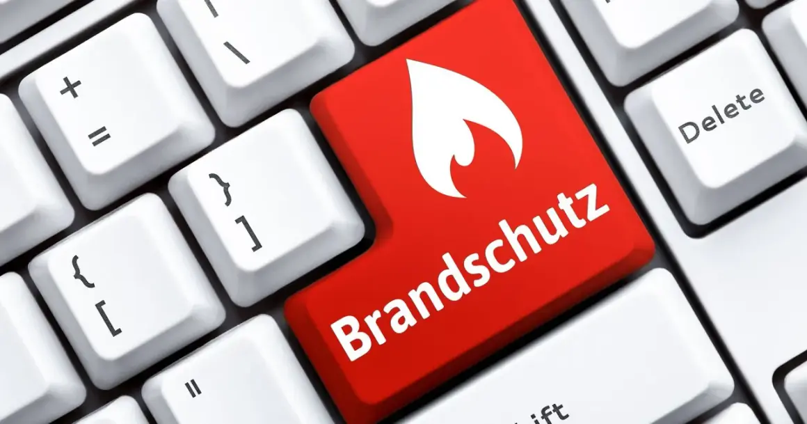 Rote Taste mit Flamme und "Brandschutz" steht für eine starke Sicherheitskultur.