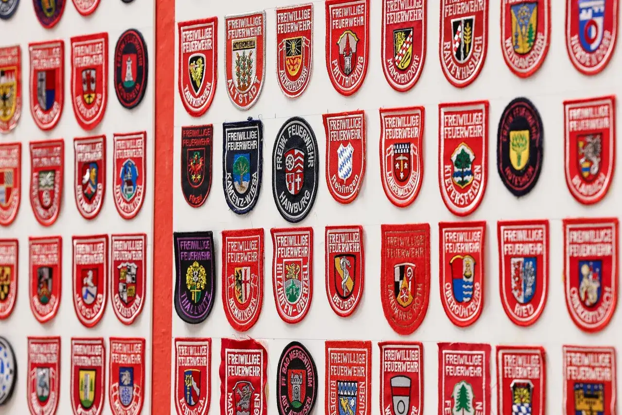 Viele Aufn&auml;her mit Feuerwehr-Logos, die als Ideen f&uuml;r Feuerwehr &Uuml;bungen dienen k&ouml;nnten.