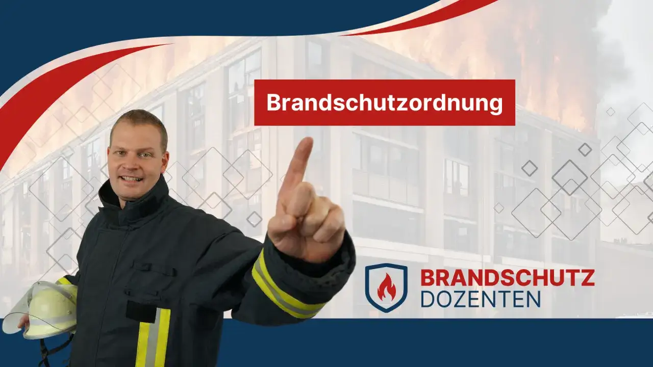 Brandschutzordnung Hamburg: Feuerwehrmann mit Helm und Warnweste zeigt auf ein brennendes Gebäude.