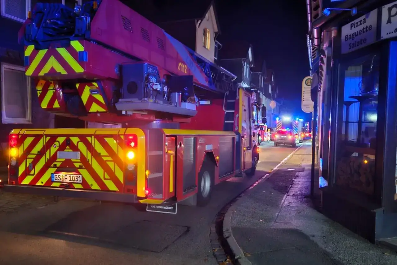 Feuerwehr im Einsatz bei Nacht. Ein Einsatz, bei dem man sich fragt, was passiert wenn man Gas einatmet.